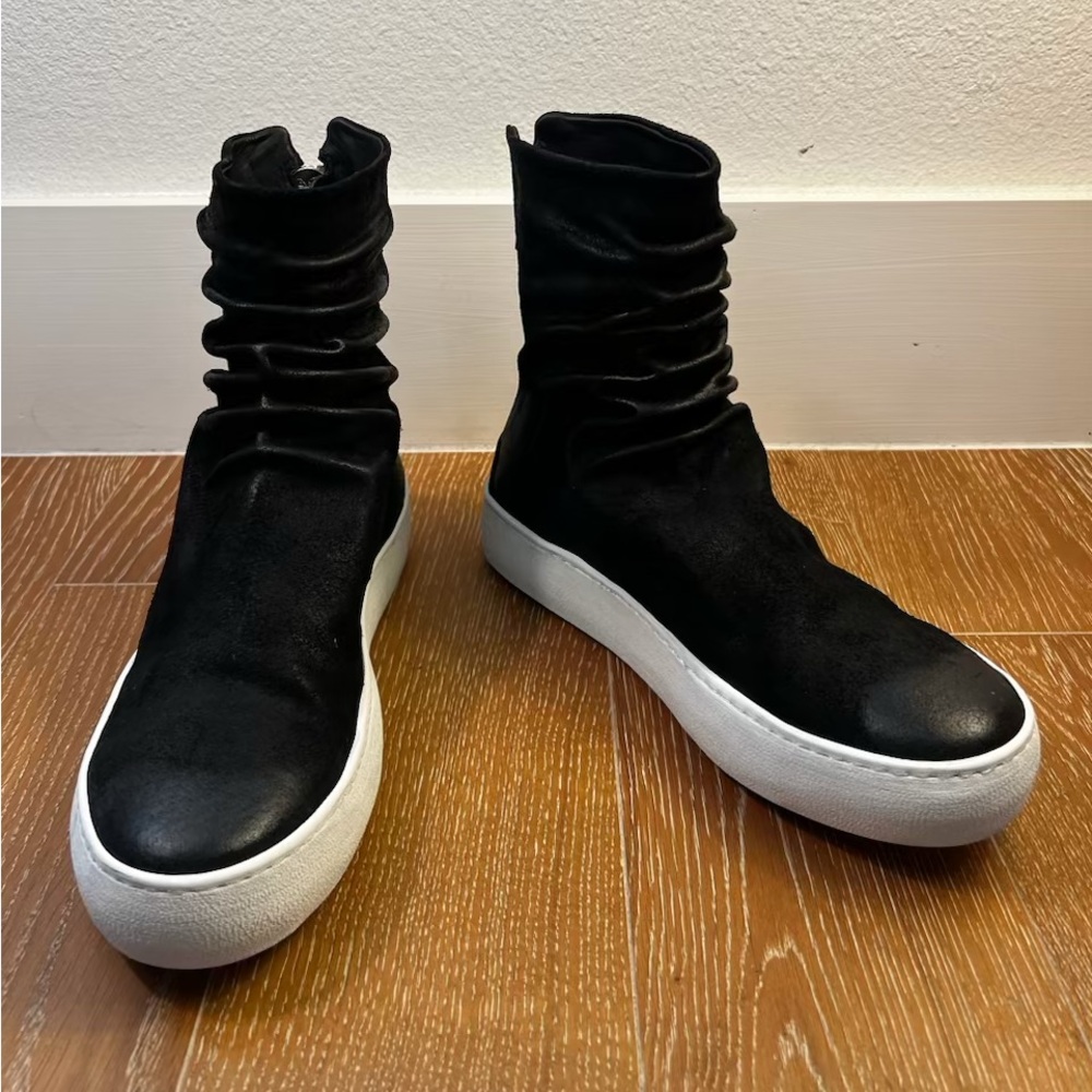 The Last Conspiracy. Fara Waxed suede, size 40. Brand new, in box, never worn!